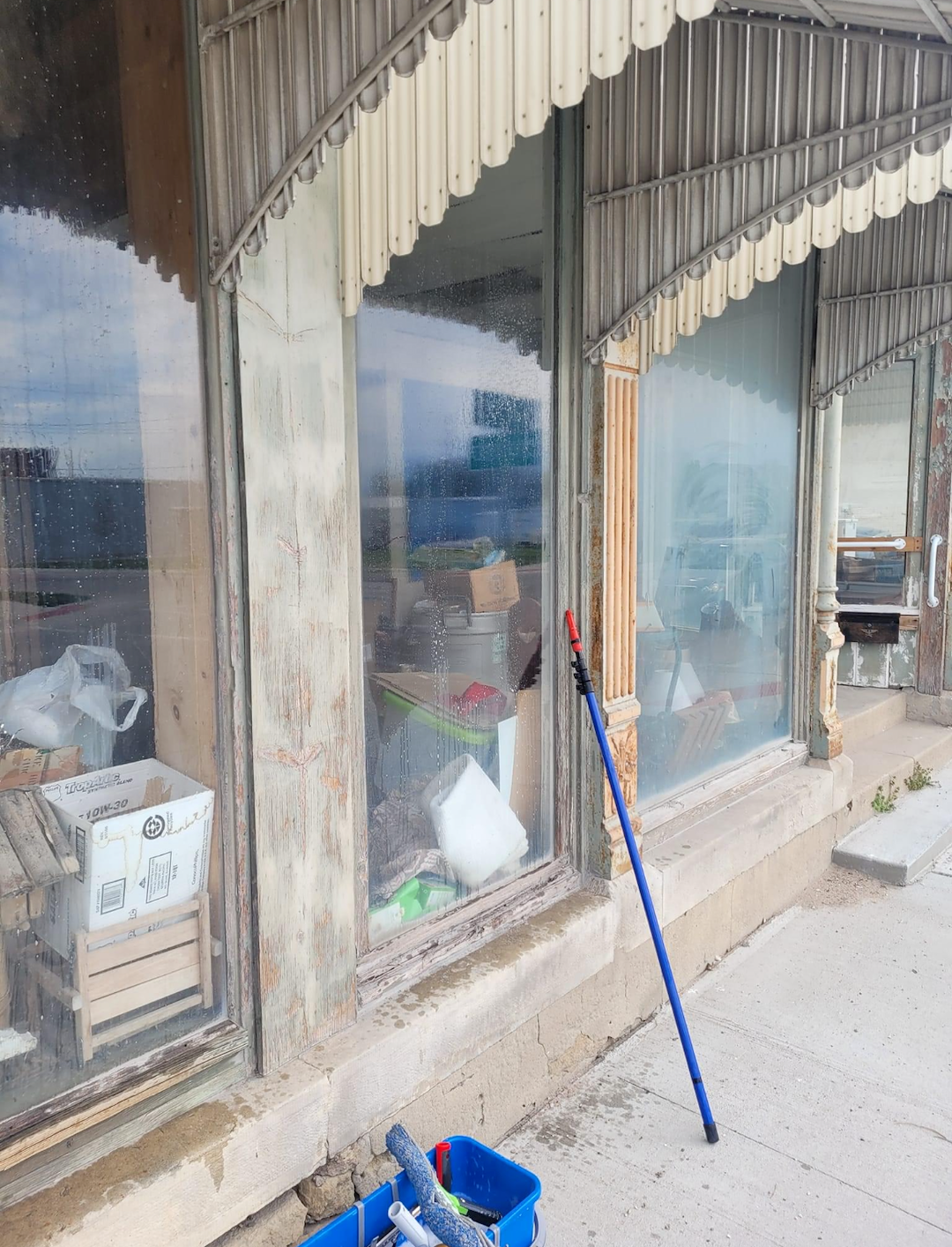 Store Front Window Washing in Pullman Thumbnail